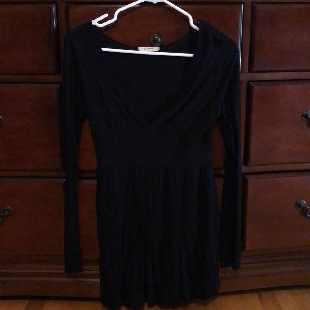 V-neck long sleeve shirt